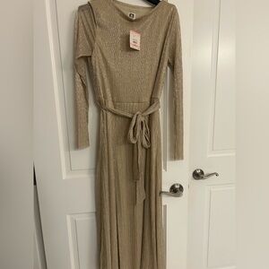NWT ANNE KLEIN Shimmer long sleeved dress - LIGHT GOLD
